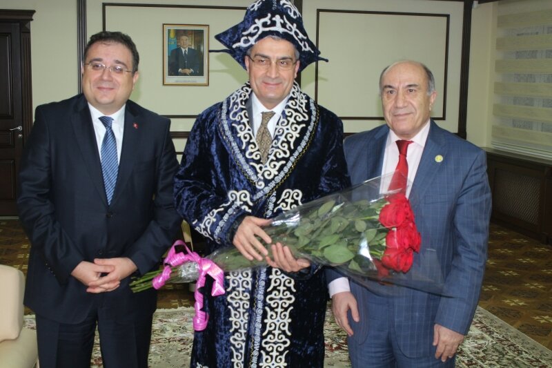 Türkiye Cumhuriyeti'nin Kazakistan’daki Büyükelçisi Yabancı Diller ve Mesleki Kariyer Üniversitesi’ni ziyater etti.